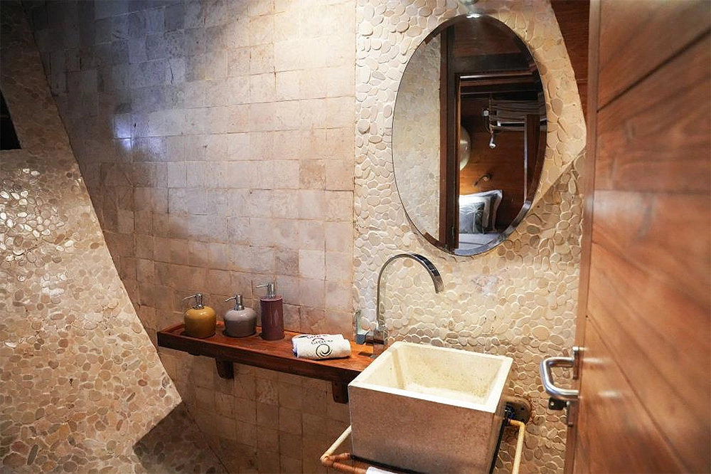 Элитный круизный морской туристический бизнес на крупной яхте в Индонезии