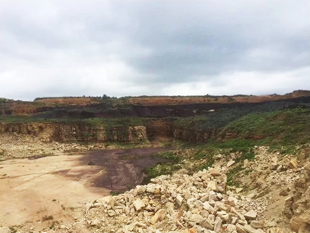Карьер с известняком и керамзитовой глиной в Калужской области, Россия