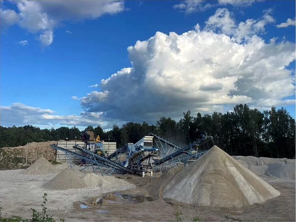 Карьер с известняком и керамзитовой глиной в Калужской области, Россия